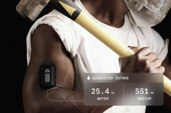 Worker with hydration tracker and intake suggestion data