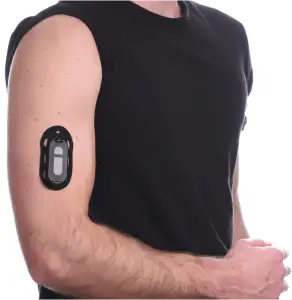 Man wearing biowearable device on upper arm